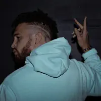 Luister naar undefined, bekijk muziekvideo's, lees de bio, bekijk de tourdata, en meer!