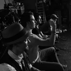 聆聽 White Shoe Brown Shoe、觀看音樂影片、閱讀小傳、查看巡演日期等！