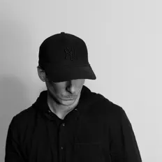 Poslechněte si interpreta Ctrl-Z, sledujte hudební videa, přečtěte si životopis, podívejte se na data turné a další informace.