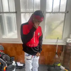 收听 B. Love、观看音乐视频、阅读小传、查看巡演日期等 ！