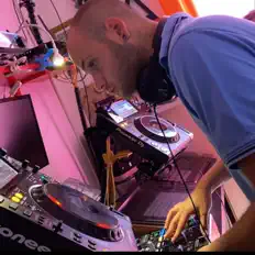 Hör dir DJ Skarf3il an, schau dir Musikvideos an, lies die Biografie, finde Tourdaten und mehr!