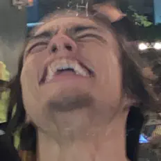 聆聽 GIRLFRIEND、觀看音樂影片、閱讀小傳、查看巡演日期等！