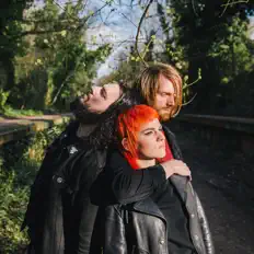 聆聽 Dead Naked Hippies、觀看音樂影片、閱讀小傳、查看巡演日期等！