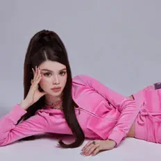 Poslechněte si interpreta WELLNA, sledujte hudební videa, přečtěte si životopis, podívejte se na data turné a další informace.