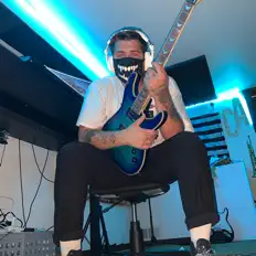 Warley सुनें, म्यूज़िक वीडियो देखें, बायो पढ़ें, दौरे की तारीखें और बहुत कुछ देखें!