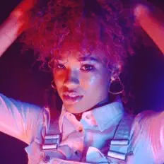 聆聽 Shenai、觀看音樂影片、閱讀小傳、查看巡演日期等！