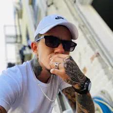 Rezzy을(를) 듣고, 뮤직 비디오를 보고, 약력을 읽고, 투어 일정 등을 확인하세요!