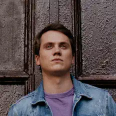 Hör dir Twinhead Pony an, schau dir Musikvideos an, lies die Biografie, finde Tourdaten und mehr!