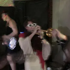 EMGORを聴いたり、ミュージックビデオを鑑賞したり、経歴やツアー日程などを確認したりしましょう！