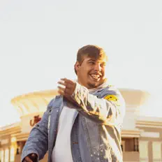 聆聽 Mic、觀看音樂影片、閱讀小傳、查看巡演日期等！