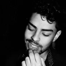 Dengarkan Xhris, tonton video musik, baca bio, lihat tanggal tur & lainnya!