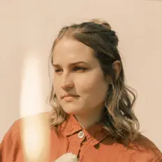 Maggie Gently सुनें, म्यूज़िक वीडियो देखें, बायो पढ़ें, दौरे की तारीखें और बहुत कुछ देखें!