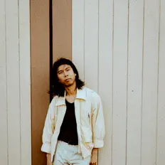 Ouve Common Problems, vê vídeos de música, lê a biografia, vê as datas da digressão e muito mais!