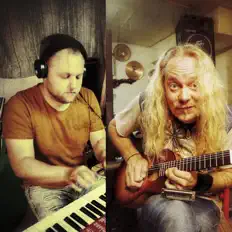 E.T.을(를) 듣고, 뮤직 비디오를 보고, 약력을 읽고, 투어 일정 등을 확인하세요!