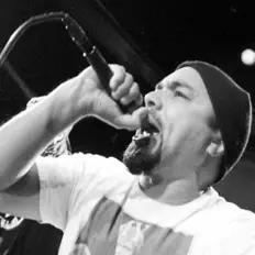 聆聽 Deploi、觀看音樂影片、閱讀小傳、查看巡演日期等！