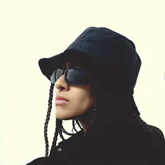 Lyss सुनें, म्यूज़िक वीडियो देखें, बायो पढ़ें, दौरे की तारीखें और बहुत कुछ देखें!