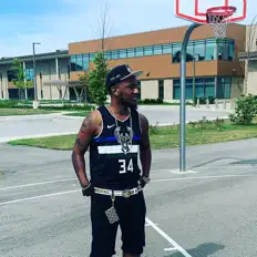 Cartièrを聴いたり、ミュージックビデオを鑑賞したり、経歴やツアー日程などを確認したりしましょう！