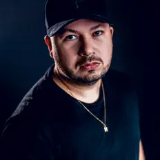 Luister naar Wolf Jay, bekijk muziekvideo's, lees de bio, bekijk de tourdata, en meer!