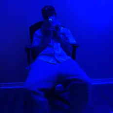 聆聽 YLA、觀看音樂影片、閱讀小傳、查看巡演日期等！