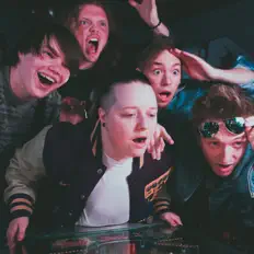 Falling Flatを聴いたり、ミュージックビデオを鑑賞したり、経歴やツアー日程などを確認したりしましょう！