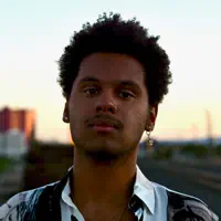 Escucha a undefined, mira videos musicales, lee su biografía, consulta las fechas de las gira y más.