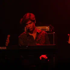 Escucha a Silas Geworsky, mira vídeos musicales, lee la biografía, consulta fechas de giras y mucho más.