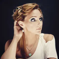 收听 Angele Desbois、观看音乐视频、阅读小传、查看巡演日期等 ！