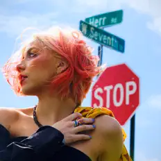 聆聽 Liv V、觀看音樂影片、閱讀小傳、查看巡演日期等！