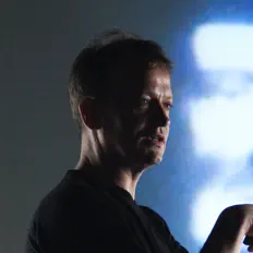 Stephen Horneを聴いたり、ミュージックビデオを鑑賞したり、経歴やツアー日程などを確認したりしましょう！