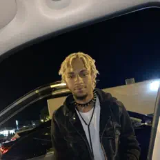 聆聽 Ezra Pinder、觀看音樂影片、閱讀小傳、查看巡演日期等！