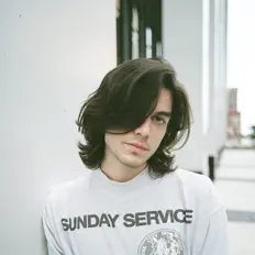 wolfi सुनें, म्यूज़िक वीडियो देखें, बायो पढ़ें, दौरे की तारीखें और बहुत कुछ देखें!