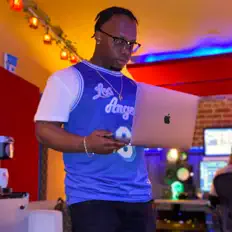 MONEYBAGPARISを聴いたり、ミュージックビデオを鑑賞したり、経歴やツアー日程などを確認したりしましょう！