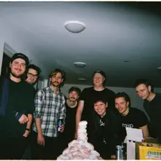 聆聽 Drongo、觀看音樂影片、閱讀小傳、查看巡演日期等！