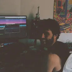 Julio Estrada: песни, клипы, биография, даты выступлений и многое другое.