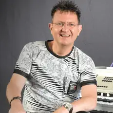 Hör dir Dirkjan Ranzijn an, schau dir Musikvideos an, lies die Biografie, finde Tourdaten und mehr!