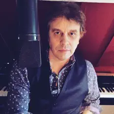 Dengarkan Dan Farrell, tonton video musik, baca bio, lihat tanggal tur & lainnya!