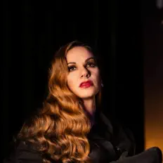 Eva Sakellariを聴いたり、ミュージックビデオを鑑賞したり、経歴やツアー日程などを確認したりしましょう！