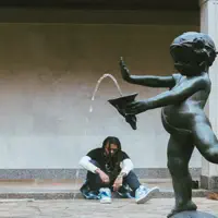 Luister naar undefined, bekijk muziekvideo's, lees de bio, bekijk de tourdata, en meer!
