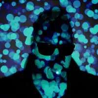 Écoutez undefined, regardez des vidéoclips, lisez la biographie, consultez les dates de tournée et plus encore !