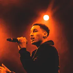 Hör dir Keenan an, schau dir Musikvideos an, lies die Biografie, finde Tourdaten und mehr!