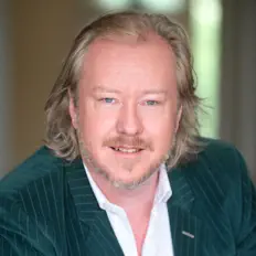 聆聽 Christopher Duigan、觀看音樂影片、閱讀小傳、查看巡演日期等！