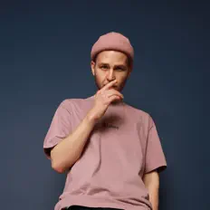 Hör dir ALUR an, schau dir Musikvideos an, lies die Biografie, finde Tourdaten und mehr!