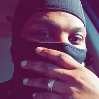 聆聽 undefined、觀看音樂影片、閱讀小傳、查看巡演日期等！