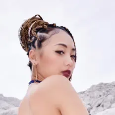 Poslechněte si interpreta Queen B A.K.A Karen Kimijima, sledujte hudební videa, přečtěte si životopis, podívejte se na data turné a další informace.