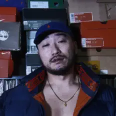 聆聽 Greedy、觀看音樂影片、閱讀小傳、查看巡演日期等！