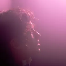 MJCを聴いたり、ミュージックビデオを鑑賞したり、経歴やツアー日程などを確認したりしましょう！