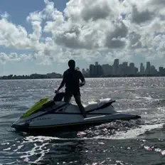 聆聽 Saybe7、觀看音樂影片、閱讀小傳、查看巡演日期等！