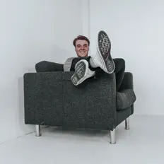 Jakob을(를) 듣고, 뮤직 비디오를 보고, 약력을 읽고, 투어 일정 등을 확인하세요!