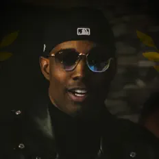 Écoutez EA, regardez des vidéoclips, lisez la biographie, consultez les dates de tournée et plus encore !