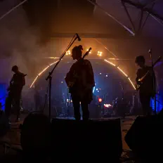 聆聽 Kill the Barber!、觀看音樂影片、閱讀小傳、查看巡演日期等！